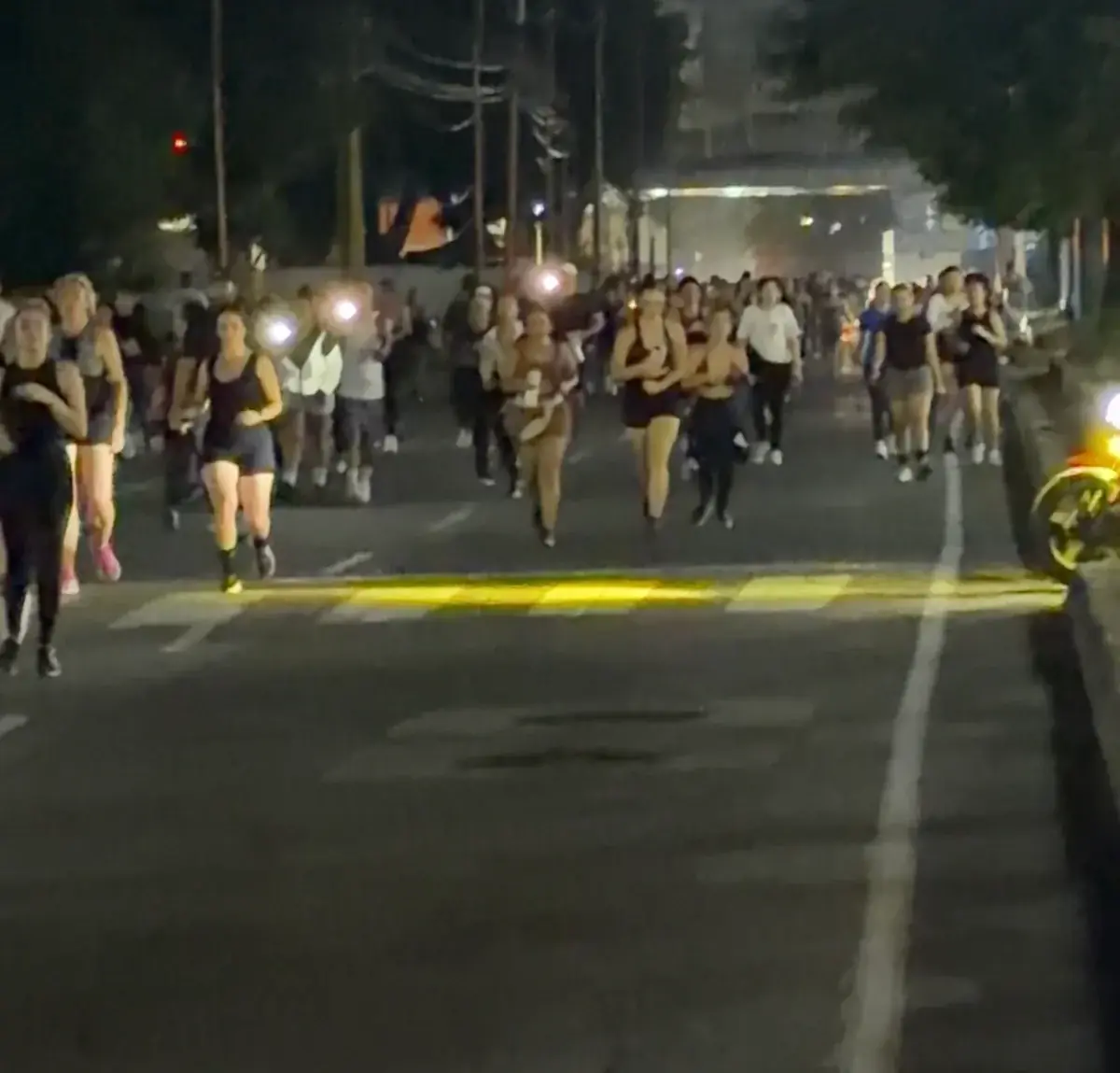 Cientos de corredores de La Ruta en una salida nocturna, con las linternas encendidas