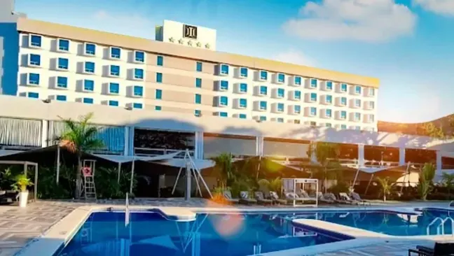 El Hotel Internacional de Valencia y su piscina