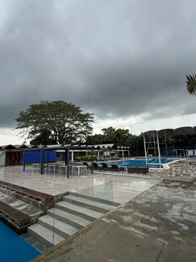 El área junto a la piscina donde van los stands