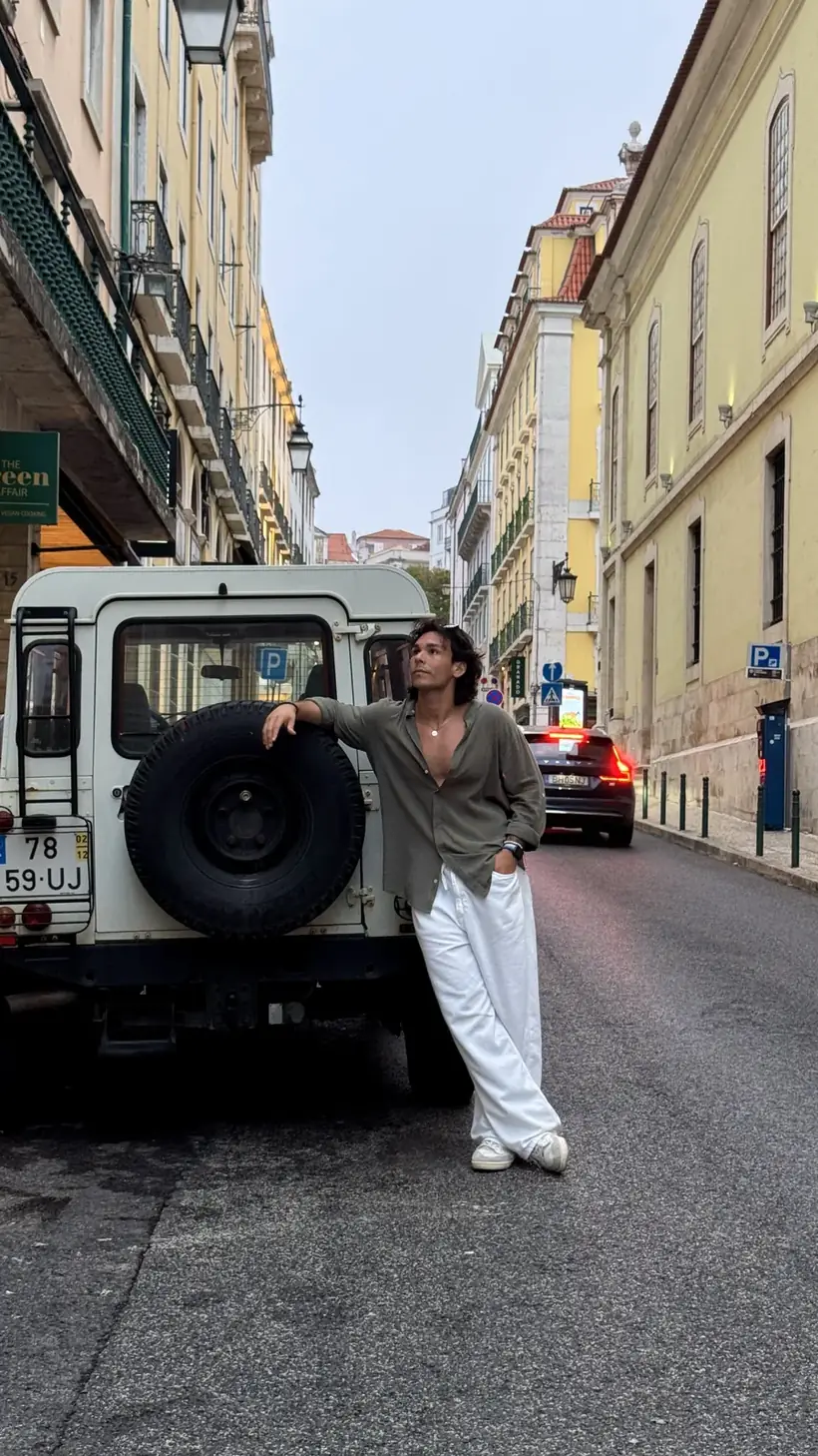 Manuel Fung en una calle de Lisboa