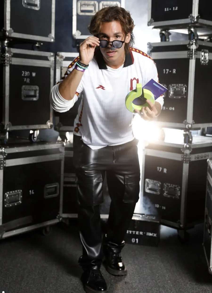 Manuel Fung con el trofeo de los Premios ON!