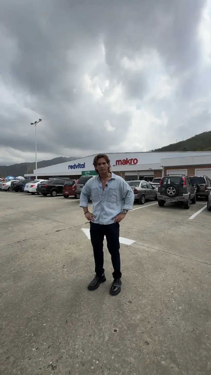 Manuel Fung grabando en el exterior de una tienda Makro y Redvital