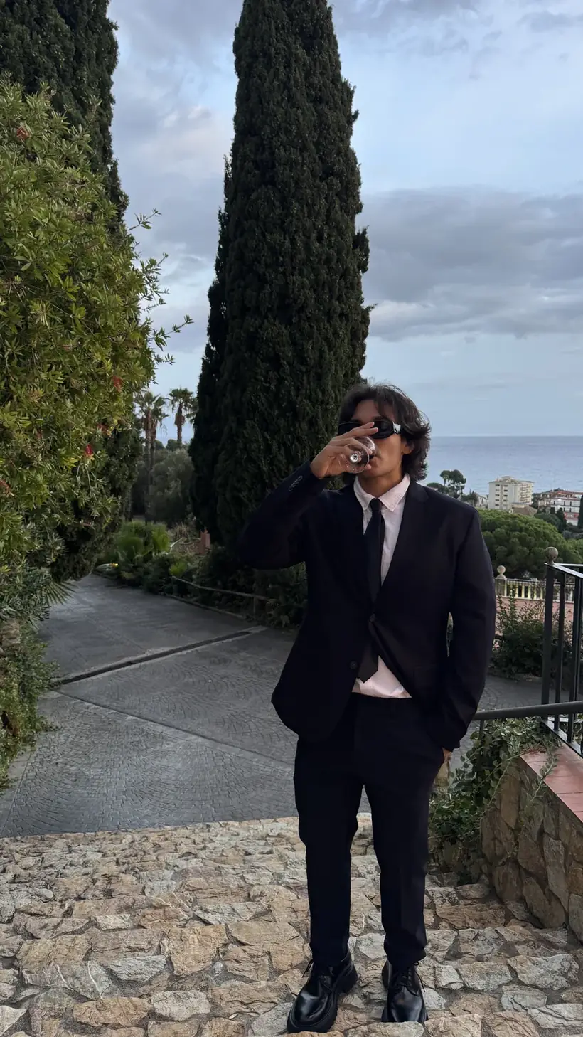 Manuel Fung de traje frente al mar
