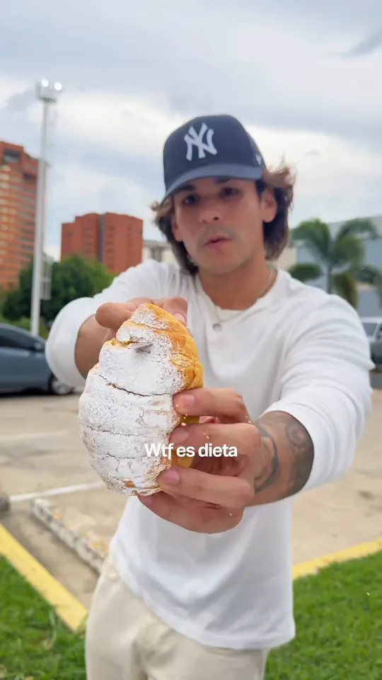 Manuel Fung sosteniendo un croissant con helado