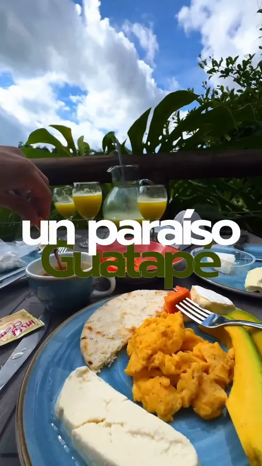 Desayuno en un glamping durante un viaje