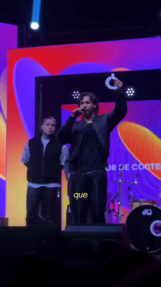 Manuel Fung recibiendo el premio en el escenario de los Premios ON!