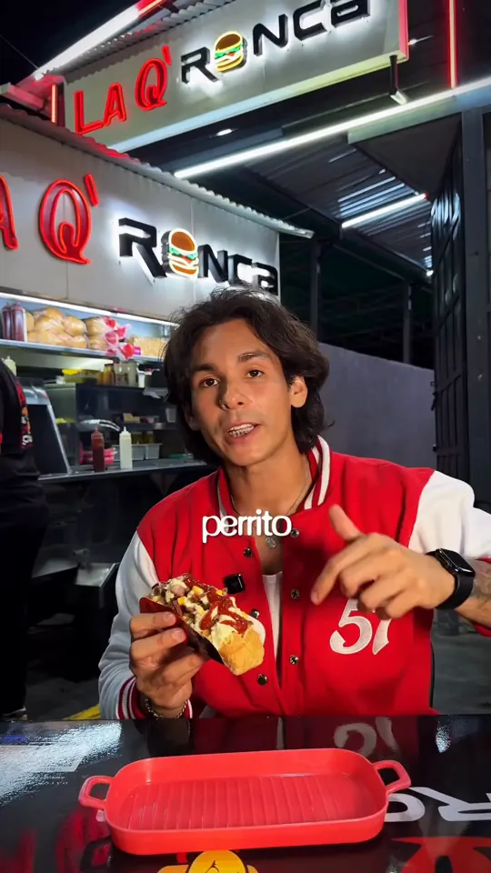 Manuel Fung probando perros calientes en la ruta Heinz